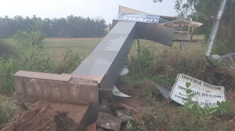 କାଳବୈଶାଖୀ ଧରାଶାୟୀ କଲା ଆଠଗଡ଼ ଏନ୍‌ଏସି ତୋରଣ, ଅଳ୍ପକେ ବର୍ତ୍ତିଲେ ଯାତ୍ରୀ